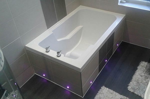 This shows the integrated seat and armrests in the Nirvana deep soaking bath. Also shown: the sanitaryware, to whose colour the Nirvana was exactly matched.