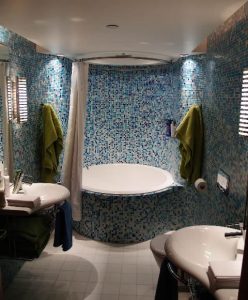 The Oberon circular bath can also be set close to a wall. here, it is shown in a tiled surround.