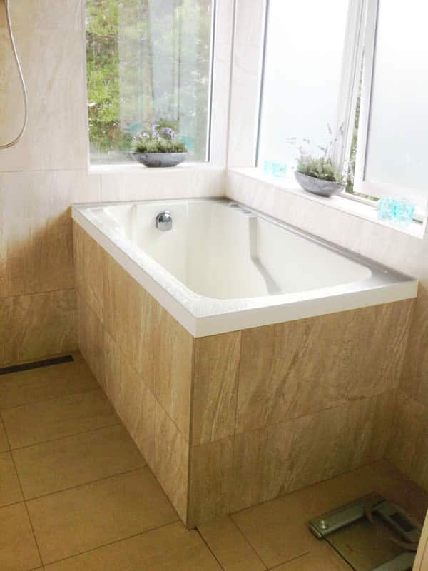 A closer view of the Nirvana deep soaking tub.