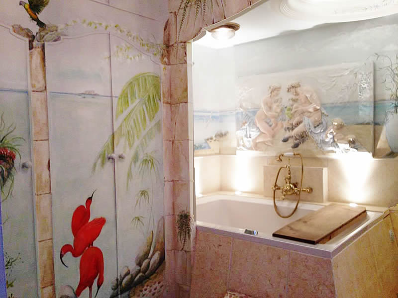 The Xanadu deep soaking tub and the surrounding murals